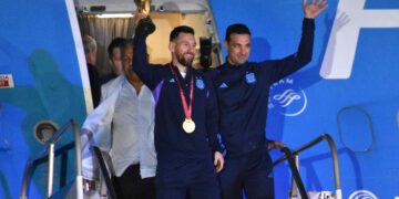 La Selección nacional ya está en el país y tuvo su primer recibimiento popular