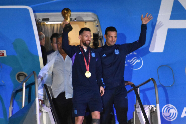 La Selección nacional ya está en el país y tuvo su primer recibimiento popular