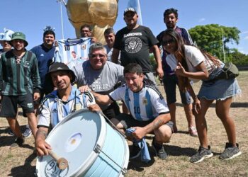 Acampe alrededor del predio de la AFA a la espera de los jugadores