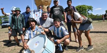 Acampe alrededor del predio de la AFA a la espera de los jugadores