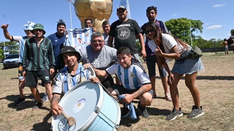 Acampe alrededor del predio de la AFA a la espera de los jugadores