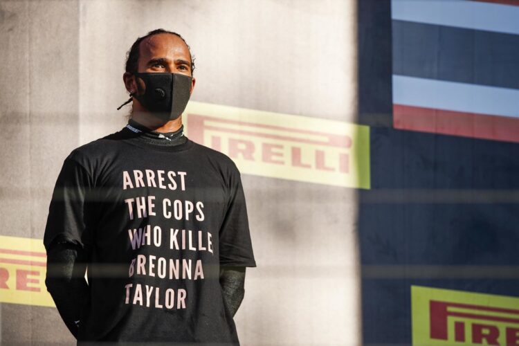 Hamilton con la camiseta con el lema "Arresten a los policías que mataron a Breonna Taylor".