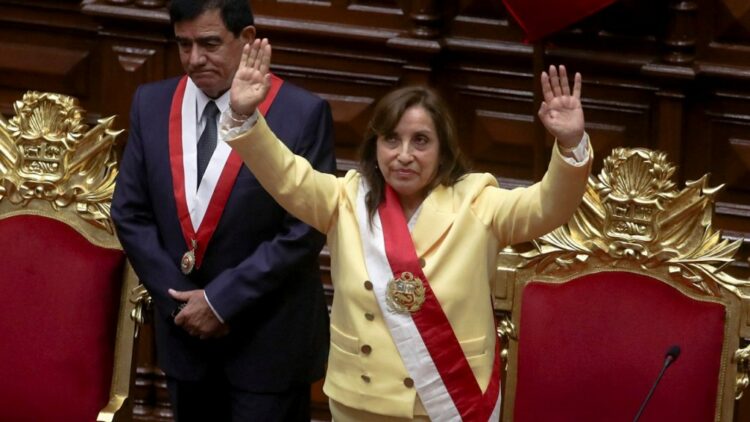El Congreso tomó juramento a Dina Boluarte como presidenta en reemplazo de Castillo