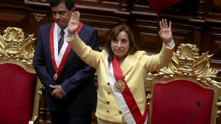 El Congreso tomó juramento a Dina Boluarte como presidenta en reemplazo de Castillo