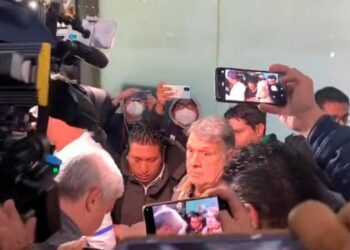 Entre gritos y reclamos recibieron al “Tata” Martino en su llegada a México