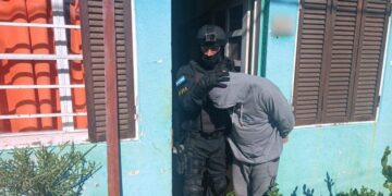 Lo detuvieron acusado de vender drogas a metros de un colegio