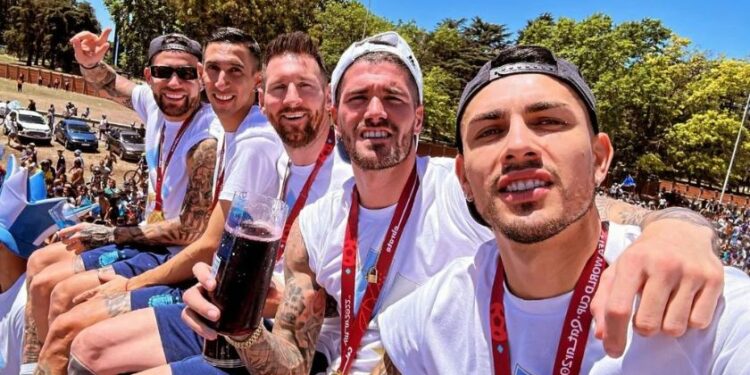 Una marea albiceleste celebra a los campeones y obliga a cambiar el recorrido de la caravana