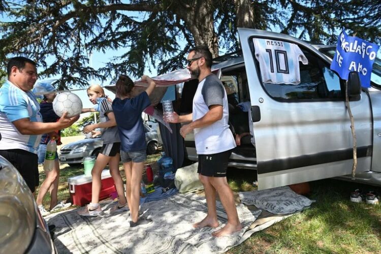 Los hinchas ya comenzaron a reunirse en el predio de la Afa de Ezeiza.