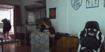 Corrió hacia el balcón para festejar el gol de Argentina y rompió con la cabeza el vidrio de la ventana