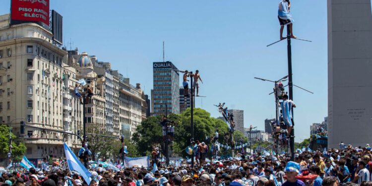 Una marea albiceleste celebra a los campeones y obliga a cambiar el recorrido de la caravana