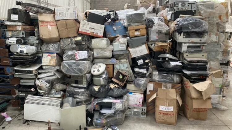 Destruyen y reciclan miles de kilos de elementos tecnológicos involucrados en causas penales