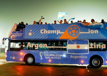 El plantel se pasea con la Copa del Mundo por el boulevard Lusail