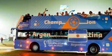 El plantel se pasea con la Copa del Mundo por el boulevard Lusail