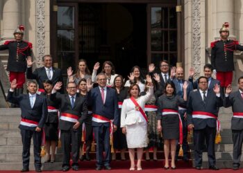 Perú: Boluarte nombró su gabinete y pidió “calma y serenidad”