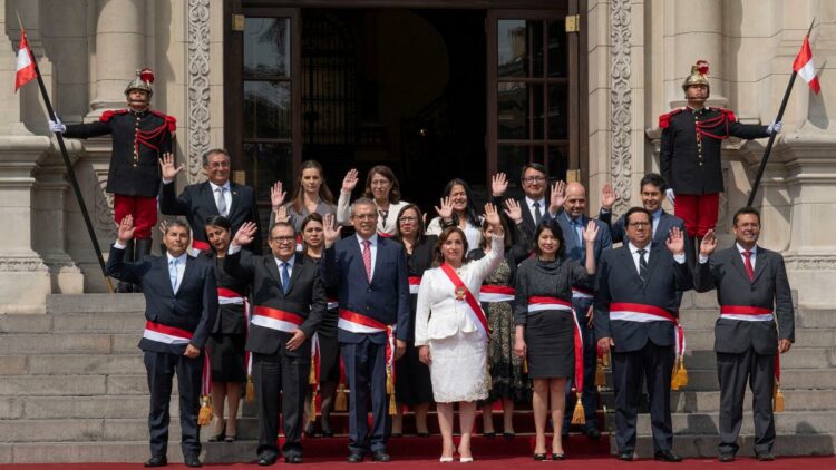 Perú: Boluarte nombró su gabinete y pidió “calma y serenidad”