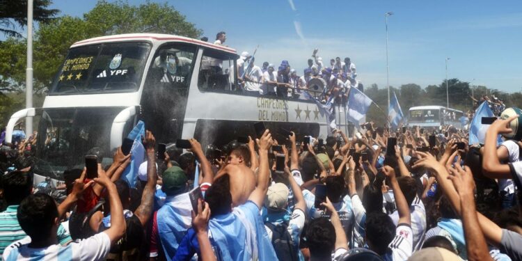 Una marea albiceleste celebra a los campeones y obliga a cambiar el recorrido de la caravana