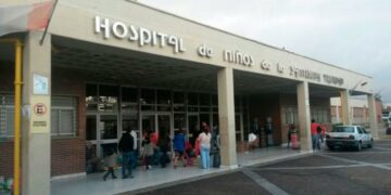 Un bebé de un año está grave tras ser atacado por un perro pitbull Una nena de 6 años murió tras clavarse un vaso de vidrio al caerse