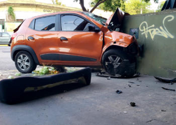 Una mujer se durmió mientras manejaba y terminó incrustada contra una sede de Pritty