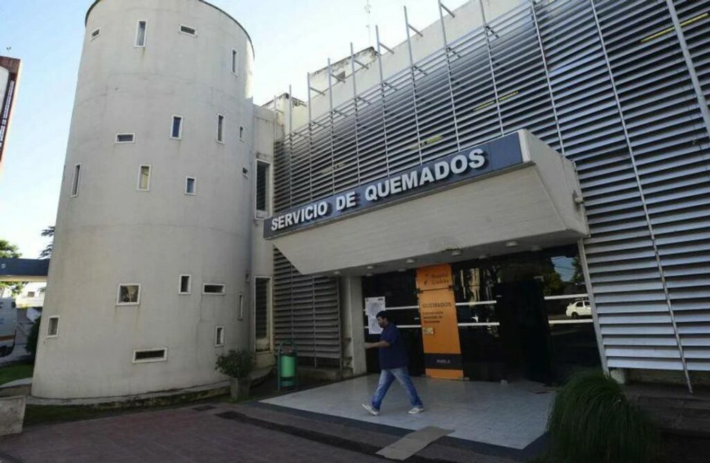 Una mujer está en grave estado tras ser quemada con alcohol