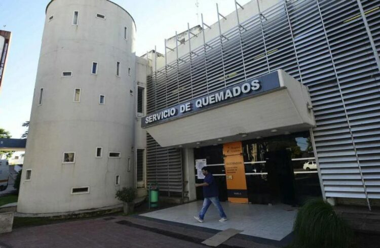 Una mujer está en grave estado tras ser quemada con alcohol