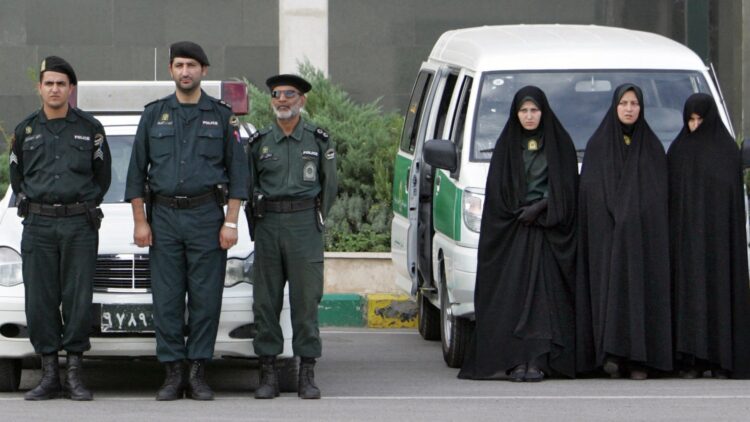 Irán eliminó la Policía de la moral tras las protestas por la muerte de Amini