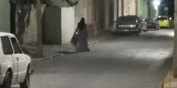 Una desconocida la frenó en la calle y le advirtió sobre la presencia de un espíritu junto a ella