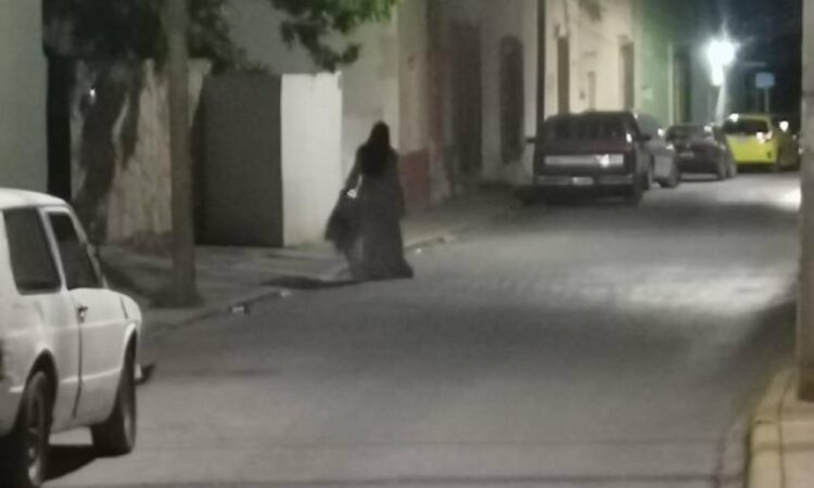 Una desconocida la frenó en la calle y le advirtió sobre la presencia de un espíritu junto a ella