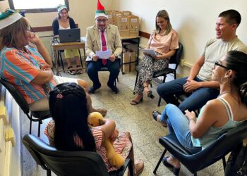 Un juez correntino se disfrazó y le leyó un cuento a una niña para anunciarle que fue adoptada