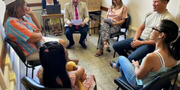 Un juez correntino se disfrazó y le leyó un cuento a una niña para anunciarle que fue adoptada