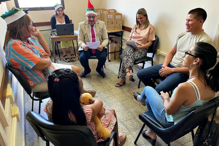 Un juez correntino se disfrazó y le leyó un cuento a una niña para anunciarle que fue adoptada