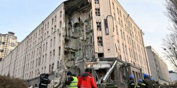 Bombardeos en Ucrania en último día del año: un muerto y heridos en Kiev