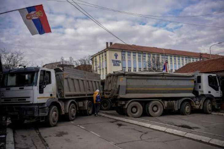 Dos camiones bloquean una carretera en Mitrovica, Kosovo.
