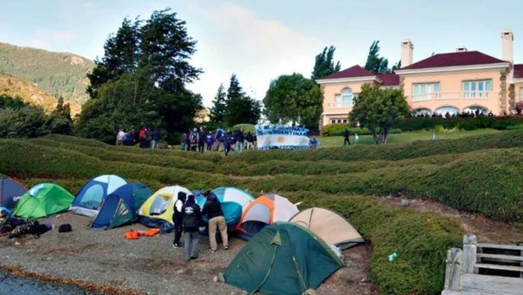 Un grupo de 80 personas instaló carpas en la costa de la finca del magnate.