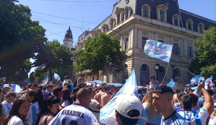 Miles de argentinos celebran en las calles de La Plata.