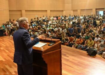 Llaryora retoma su agenda oficial luego de recibir el alta médica