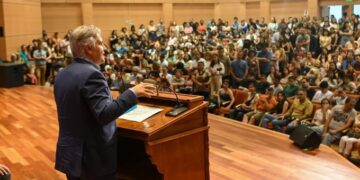 Llaryora retoma su agenda oficial luego de recibir el alta médica