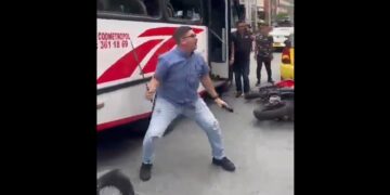 Un colectivero se convirtió en “samurai” y atacó a un motociclista con un machete
