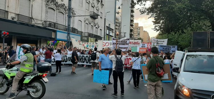 Ayer, los equipos de salud concretaron una “marcha de las antorchas”.