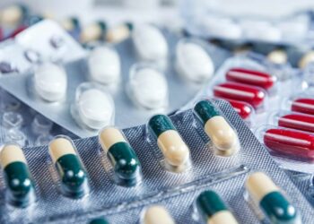 El Gobierno firmó un acuerdo para que los medicamentos tengan un tope de aumento