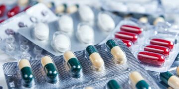 El Gobierno firmó un acuerdo para que los medicamentos tengan un tope de aumento