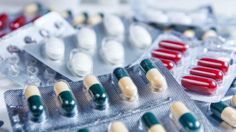 El Gobierno firmó un acuerdo para que los medicamentos tengan un tope de aumento