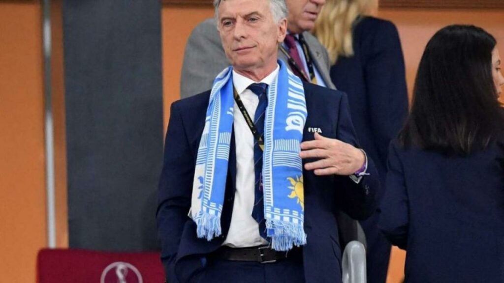 Mauricio Macri sortea su "bufanda de la suerte" que usó durante la Copa del Mundo