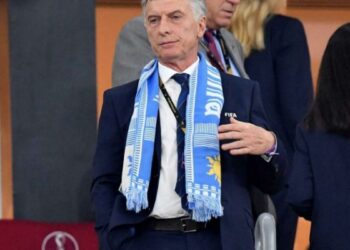 Mauricio Macri sortea su «bufanda de la suerte» que usó durante la Copa del Mundo