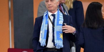 Mauricio Macri sortea su «bufanda de la suerte» que usó durante la Copa del Mundo