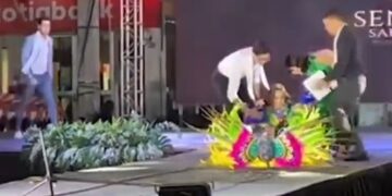 Una modelo recibió una terrible descarga eléctrica sobre la pasarela