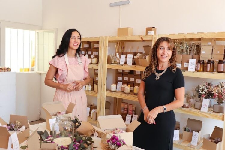 La ministra Jure junto a Lony de Granada Tiendas, decohome.