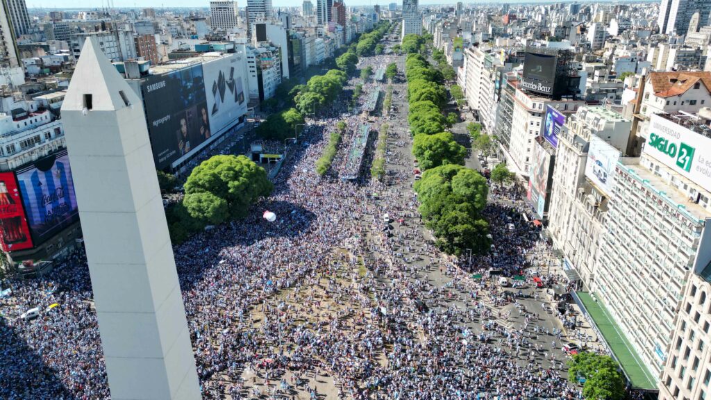 Una multitud de gente aguarda la llegada de la Selección nacional en el Obelisco porteño