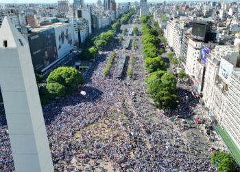 Una multitud de gente aguarda la llegada de la Selección nacional en el Obelisco porteño