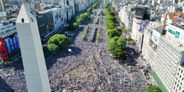 Una multitud de gente aguarda la llegada de la Selección nacional en el Obelisco porteño