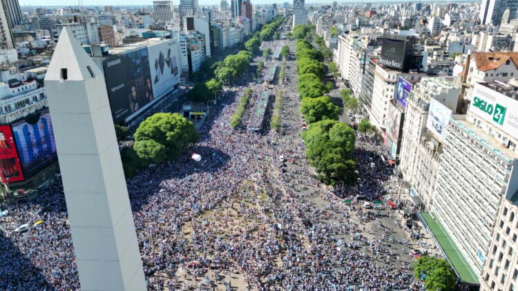 Una multitud de gente aguarda la llegada de la Selección nacional en el Obelisco porteño